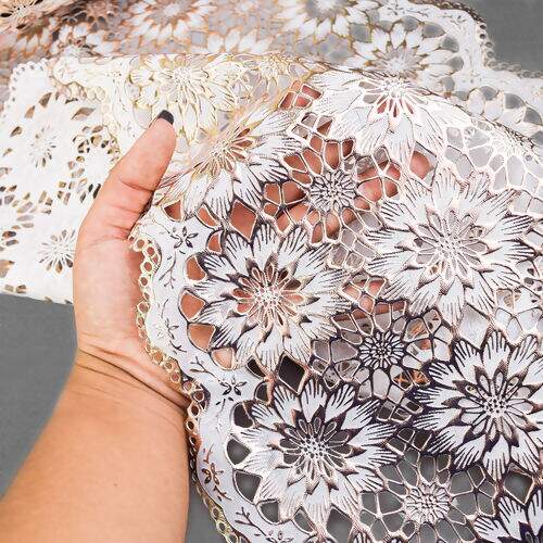 Caminho de Mesa Plástico Rendado 0,50m Largura - 1 Metro Cor: Sany Metalizado Rose