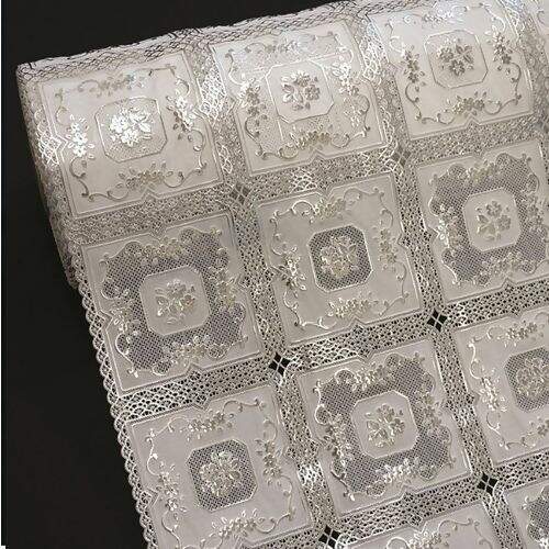 Caminho de Mesa Plástico Rendado Color Especial 0,50m Largura - 1 Metro Cor:Especial Quadro Floral Branco Prata