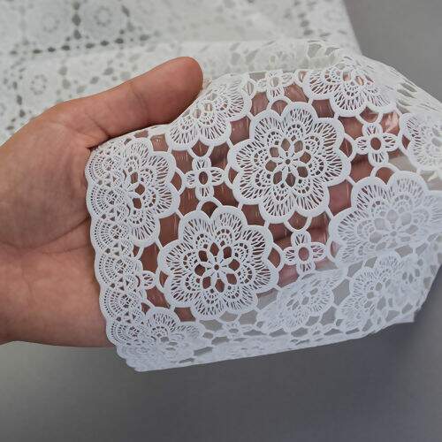 Caminho de Mesa Plástico Rendado 0,50m Largura - 1 Metro Cor: Peonia Branco