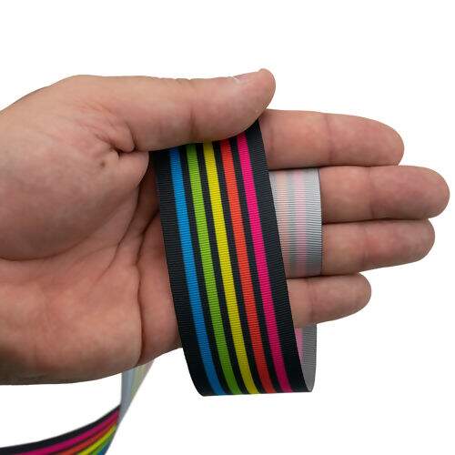 Fita de Gorgurão Estampada 38 mm Cor 132 Listras Multicolor Fundo Preto - Peça c/ 10 mt