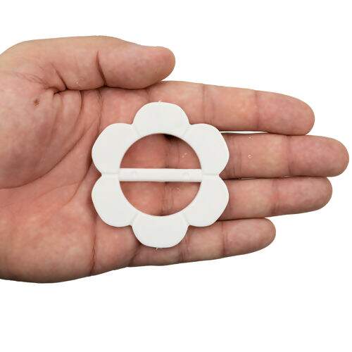 Fivela Plástica Margarida 35 mm Branca - Pct c/ 06 unidades