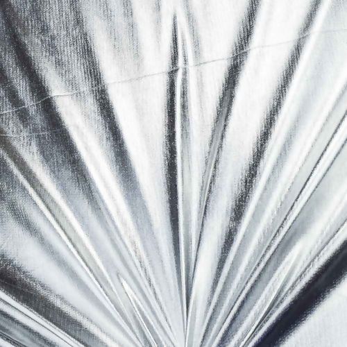 Tecido Lamê Laminado Nova York 1,00x1,50 mt Cor:D14 Prata Fundo Preto