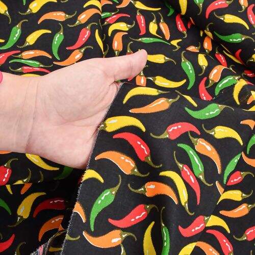 Tecido de Algodão Estampado (Meio Metro) - Pimentas Fundo Preto